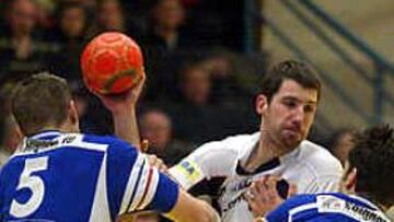 Entrerríos intenta el lanzamiento ante el acoso de Jackson Richardson. La selección española ha cuajado su mejor partido hasta la fecha en el Europeo contra los campeones del mundo.