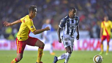 Action photo during the match Morelia vs Monterrey, corresponding first leg match of the Semi-finals of the Apertura Tournament 2017 of Liga BBVA BAncomer MX at Morelos Stadium.
 
 Foto de accion durante el partido Morelia vs Monterrey, correspondiente al partido de ida de las Semifinales del Torneo Apertura 2017 de la Liga BBVA Bancomer MX, en el Estadio Morelos, en la foto: (i-d) Carlos ROdriguez de Morelia Y DORLAN PABON DE MONTERREY
 
 
 30/11/2017/MEXSPORT/Isaac Ortiz.