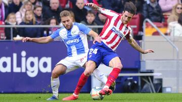 Kevin pugna por el bal&oacute;n con el lateral del Atl&eacute;tico, Vrsaljko.