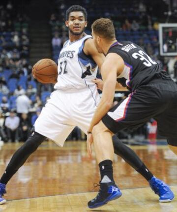 Karl-Anthony Towns disputa el balón con Blake Griffin.
