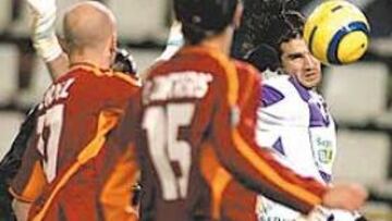 <b>TABLAS Y LUCHA. </b>El delantero uruguayo Germán Hornos fue todo un portento en el área rival.