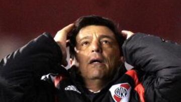<strong>ABANDONO.</strong> Passarella cumplió su promesa de abandonar el banquillo de River en caso de que su equipo no consiguiese un título antes de finales de año.