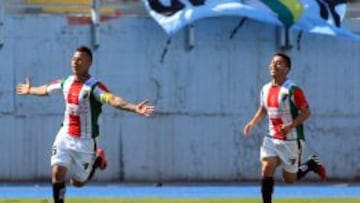 Leonardo Valencia ya clavó el tiro libre y celebra con sus compañeros.