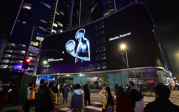 Una gran multitud de aficionados de los Los Angeles Lakers y del mundo del baloncesto en general se han reunido en los alrededores del Staples para dar el último adiós a Kobe.