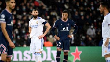 Paris Saint-Germain&#039;s French forward Kylian Mbappe (R) and Real Madrid&#039;s French forward Karim Benzema (L) stand on the pitch during the UEFA Champions League round of 16 first leg football match between Paris Saint-Germain (PSG) and Real Madrid 