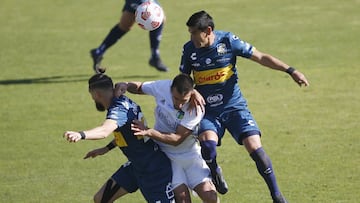 Futbol, Everton vs OHiggins.
 Primera fecha, campeonato Nacional 2021.
 El jugador de OHiggins Gustavo Gotti, centro, disputa el balon con Julio Barroso de Everton durante el partido de primera division realizado en el Estadio Sausalito de Vina Del Mar, Chile.
 27/03/2021
 Raul Zamora/Photosport
 Football, Everton vs OHiggins.
 First date, 2021 National Championship.
 OHiggins player Gustavo Gotti, center, battles for the ball against Julio Barroso of Everton during the first division football match held at the Sausalito stadium in Vina Del Mar, Chile.
 27/03/2021
 Raul Zamora/Photosport