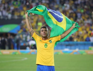A diferencia de su hermano Thiago Alc芍ntara (que lo hizo en Italia), Rafinha, el hijo menor de Mazinho, s赤 que naci車 en Brasil, pero se crio mayormente en Espa?a y tiene la doble nacionalidad. Formado en La Mas赤a, el ahora centrocampista de la Real Sociedad era un habitual de las categor赤as inferiores de la Selecci車n espa?ola. Jug車 en la sub-16, en la sub-17 y en la sub-19, y en la Federaci車n estuvieron pendientes de su posible elecci車n final debido a su talento. Sin embargo, al contrario que Thiago, que eligi車 Espa?a, Thiago se decant車 por Brasil.
※?l jugaba con Espa?a y yo, mientras tanto, estaba de vacaciones en Brasil con nuestra madre. Pas谷 mucho tiempo ah赤. Para Thiago fue un proceso claro, sobre todo porque vivi車 cosas hermosas con Espa?a. Por mi parte, mi sentimiento era m芍s brasile?o§, explicaba en France Football el futbolista, que es propiedad del PSG.