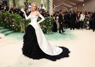 La actriz, Nicole Kidman, posa con un vestido blanco y negre de Balenciaga.