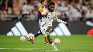 YEDA (ARABIA SAUDÍ), 09/01/2025.- El centrocampista francés del Real Madrid Eduardo Camavinga calienta momentos antes del partido de semifinales de la Supercopa de España de fútbol entre el Real Madrid y el Mallorca, este jueves en Yeda. EFE/ Alberto Estévez