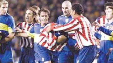 <b>FEO DESENLACE. </b>Bautista, del Chivas, se cubre tras el cabezazo de Palermo. Luego vendrían los golpes, patadas y escupitajos al mexicano.