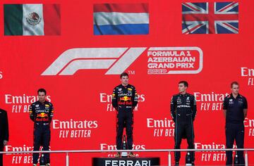 Max Verstappen, Sergio Pérez y George Russell en el podio de Bakú.