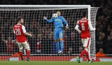 Arsenal empató 2-2 ante PSG y están en la parte alta del Grupo A con 11 unidades. David Ospina jugó todo el partido. 