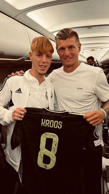 Marc Cucalón, junto a Kroos el día que le regaló la camiseta.