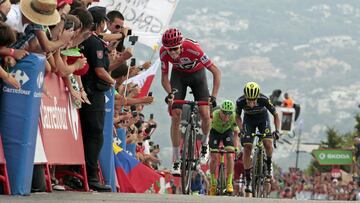 Chris Froome ataca en la subida a la Cumbre del Sol, en la parte superior del Alto de Puig Lloren&ccedil;a en la Vuelta a Espa&ntilde;a 2017.