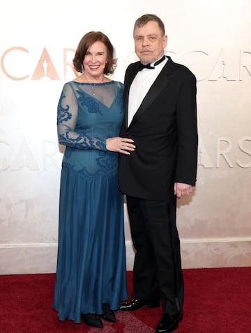 Mark Hamill y Marilou York posan en la alfombra roja del Dolby Theatre.