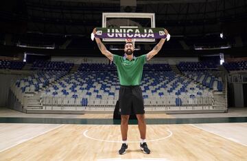 Augusto Lima posa en el Carpena con la bufanda del Unicaja.