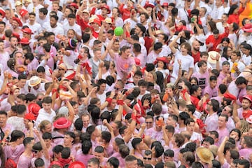 Los San Fermines vuelven tras dos años de parón debido a la pandemia. El exjugador de fútbol Juan Carlos Unzué prenderá la mecha del cohete inaugural. “Bienvenidos a las fiestas más grandes del mundo" ha sido el mensaje de la ciudad.