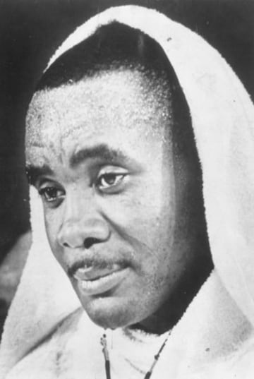 1932- 1970 Charles "Sonny" Liston fue un boxeador estadounidense, campeón mundial 1961-1964 de la categoría peso pesado.  El 30 de diciembre de 1970 su esposa lo encontró muerto en su casa de Las Vegas, éste llevaba dos días muerto. La muerte de “Sonny” Liston sigue siendo uno de los grandes misterios en la historia del boxeo. Los médicos detectaron una sobredosis de heroína, pero en los ambientes policiales se rumoreaba que lo mataron.