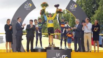PODIO. Chris Froome celebra su segunda victoria en el Tour, escoltado en el caj&oacute;n por Nairo Quintana y Alejandro Valverde, ambos del Movistar, que gan&oacute; por equipos.
 