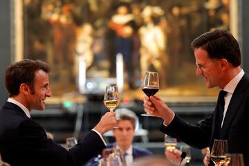 French President Emmanuel Macron and Dutch Prime Minister Mark Rutte make a toast at the Rijksmuseum in Amsterdam, Netherlands April 12, 2023. REUTERS/Piroschka van de Wouw