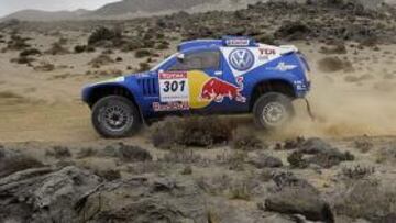 <b>DOMINIO TOTAL.</b> El piloto español Carlos Sáinz (Volkswagen) continúa imponiendo su dominio en la categoría de coches del Rally Dakar 2009 tras adjudicarse la décima etapa, con salida y llegada en Copiapó.
