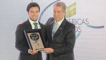 Sergio Pérez recibiendo el premio de la FIA al Mejor Piloto de América.