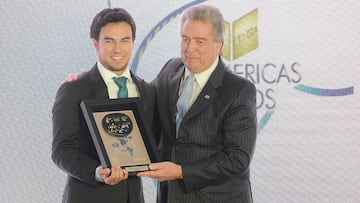 Sergio P&eacute;rez recibiendo el premio de la FIA al Mejor Piloto de Am&eacute;rica.