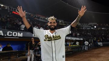 Leo Germán celebra el Walk-off frente a Diablos Rojos del México en los Playoffs de la temporada 2023