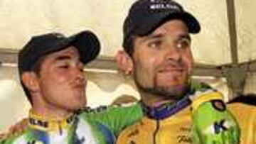 COMPAÑEROS Y RIVALES. Óscar Sevilla y Santiago Botero defienden los mismos colores del Kelme, pero se han convertido en rivales en la lucha por la victoria final.