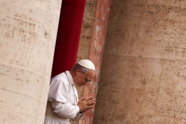 El Papa León XIV dirige la oración del Regina Caeli desde el balcón central (Loggia delle Benedizioni) de la Basílica de San Pedro, en el Vaticano.