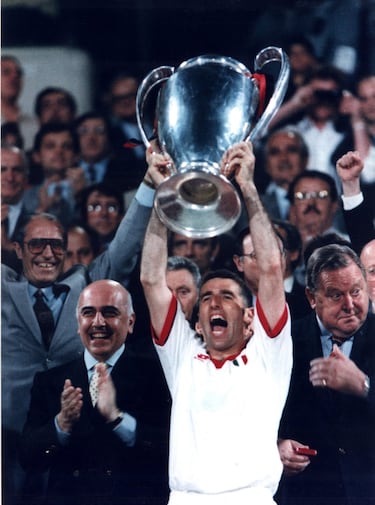 Una de las grandes decepciones de la historia del club. El Barça llegaba lanzado después de una recta final maravillosa en Liga y de arrasar al Oporto en semifinales con exhibición de Stoichkov y Koeman. Laudrup quedó fuera del equipo en la final en favor de Koeman, Stoichkov y Romario. Era lo normal porque era quienes mejor habían terminado la temporada de largo. Pero el Milán preparó mucho mejor la final que un equipo que el sábado por la noche estaba de fiesta después del penalti de Djukic y llegó a la calurosa Atenas sin estar listo. El Milán, con Savicevic, Massaro y Desailly desatados, y con un plan magstral de Capello, le barrió.