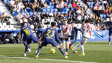 El jugador del Rayo Vallecano, Fran Pérez, marca el 1-0 al Atlético de Madrid. 