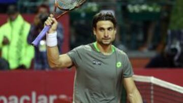 David Ferrer saluda tras ganar su partido del torneo ATP de Buenos Aires contra el colombiano Santiago Giraldo.