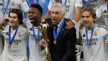 Carlo Ancelotti celebrando la consecución de la Copa Intercontinental.
