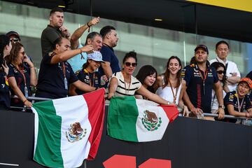 Aficionados mexicanos apoyan al piloto de su país, Sergio Pérez.