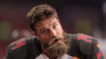 Veintiuno de veintocho intentos de pases, 417 yardas aéreas, cuatro pases de anotación, 36 yardas terrestres y un touchdown por acarreo.