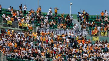 ELCHE, 23/04/2023.- Los aficionados del Valencia calientan antes del encuentro correspondiente a la treintava jornada de LaLiga entre el Elche y el Valencia este domingo en el estadio Martínez Valero de Elche. EFE/Manuel Lorenzo