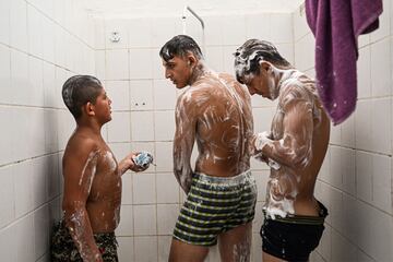 Los luchadores turcos pelean durante el 661º torneo anual de lucha libre de aceite de oliva de Kirkpinar en Sarayici, cerca de Edirne, en el oeste de Turquía. En Kirkpinar, los concursantes, desnudos hasta la cintura, están empapados en aceite de oliva de pies a cabeza y visten pantalones de cuero especialmente diseñados. Los combates uno contra uno que se organizan cada verano se parecen mucho a los primeros que se celebraron hace casi 650 años. Tres toneladas de aceite de oliva se utilizan cada año para la ocasión. 