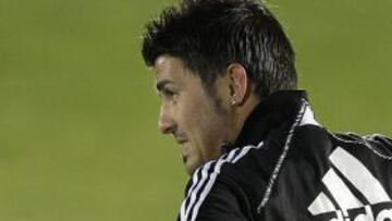 Manuel Llorente, presidente del Valencia, confirmó en una rueda de prensa lo que minutos antes le había dicho al agente de David Villa, José Luis Tamargo, que el jugador no está en venta... de momento. Porque ante las posteriores preguntas de los periodistas no se atrevió a asegurar que el delantero internacional empiece la temporada en el Valencia. "Si llega una oferta escandalosamente escandalosa, la comtemplaremos".