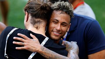 Un aficionado abrazando a Neymar.