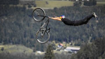 Superman de Szymon Godziek durante el Crankworx Slopestyle Innsbruck, Austria, una de las competiciones m&aacute;s importantes del mundo del MTB y parte del FMB World Tour. 