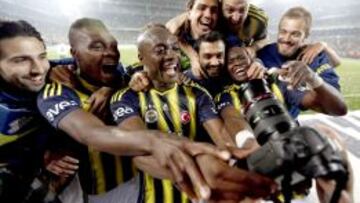 Los jugadores del Fenerbahce celebran el título.