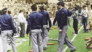 <b>ESTALLÓ EL MANZANARES. </b>Aquel 5 de abril de 1981, la afición del Atlético enloqueció. Tras el vergonzoso arbitraje de Álvarez Margüenda, algunos hinchas perdieron los papeles. Se derribó una valla en el fondo sur y saltaron al césped, repleto de almohadillas, dos personas: un joven que pidió calma a la gente y una mujer que, presa de un ataque de nervios, persiguió al colegiado con un zapato en la mano y fue atendida en la enfermería dado su estado de excitación. Las sanciones posteriores obligaron al Atlético a jugar muy mermado el siguiente y decisivo partido en Chamartín.