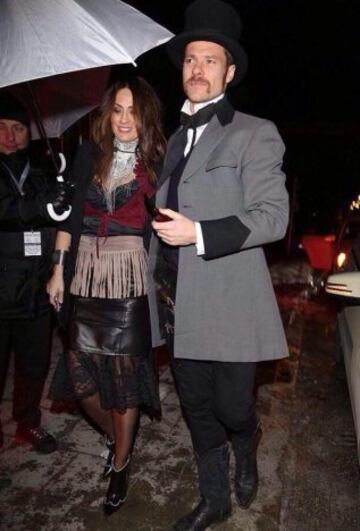 Xabi Alonso con su esposa.