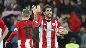 Raúl García celebra con Iker Muniain tras marcar ante el RCD Espanyol.