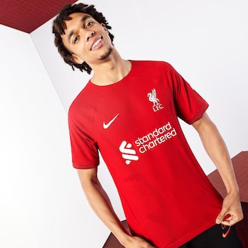 Liverpool presentó su nueva camiseta para la temporada 2022/23.