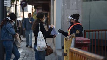 21 April 2020, Argentina, Cordoba: A&nbsp;member of the Policia de Cordoba checks a permission of a citizen during the movement restriction imposed to fight the spread of Coronavirus. Photo: Daniel Bustos/ZUMA Wire/dpa
 
 
 21/04/2020 ONLY FOR USE IN SPAIN