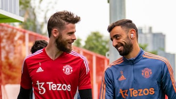 BANGKOK, THAILAND - JULY 09: (EXCLUSIVE COVERAGE) David de Gea, Bruno Fernandes of Manchester United in action during a first team training session at STB Academy on July 09, 2022 in Bangkok, Thailand.  (Photo by Ash Donelon/Manchester United via Getty Images)