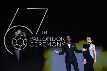Didier Drogba y Sandy Heribert  presentadores de la ceremonia de entrega de los premios Balón de Oro.
