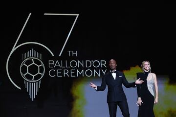 Didier Drogba y Sandy Heribert presentadores de la ceremonia de entrega de los premios Bal車n de Oro.